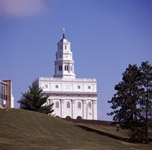 Vue extérieure du temple reconstruit de Nauvoo en 2002 (© 2002 by Intellectual Reserve, Inc. All rights reserved).