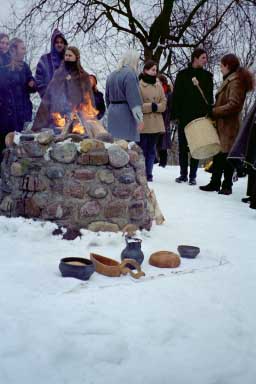 Avant la cérémonie de Romuva, les offrandes sont prêtes devant le feu.