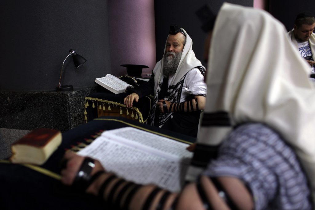 Le Rabin Shmuel Kaminetzky assiste à une prière matinale, dans le synagogue Golden Rose, à Dnipro, en Ukraine, le 8 septembre 2016 (© 2016 Rafael Yagobzadeh).