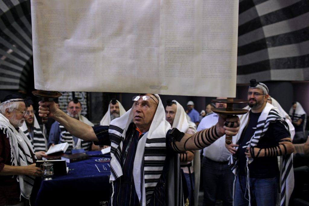 Un membre de la communauté juive expose la Torah avant de la ranger lors d'une prière matinale, dans le synagogue Golden Rose, à Dnipro, en Ukraine, le 8 septembre 2016.